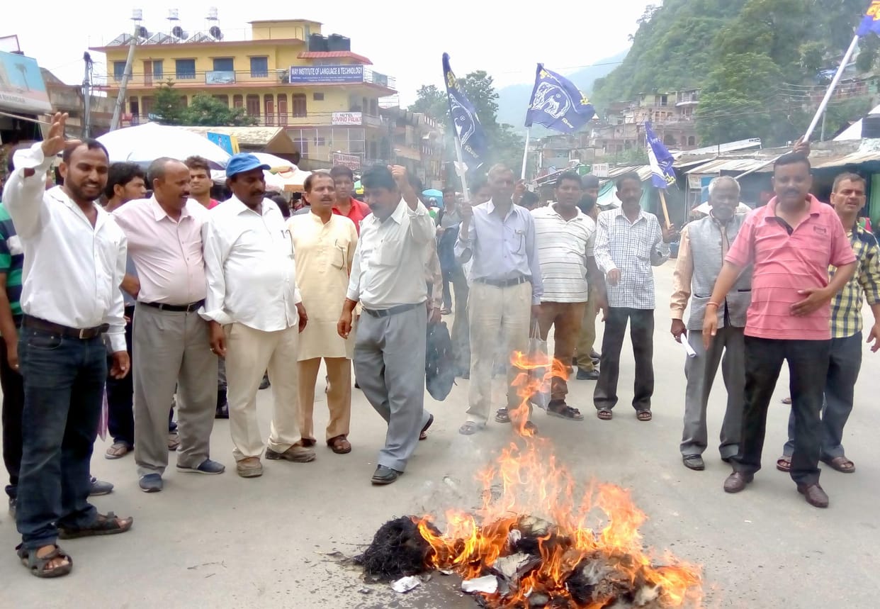 BSP Worker burnt  BJP leader's  effigy .
