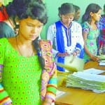 बेड़ीनाग कालेज में प्रवेश लेने के लिए पहुंची छात्राएं