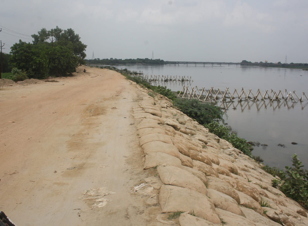  There were cracks in the remaining approach road