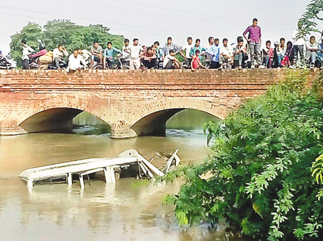 Bolero falls into canal, six injured