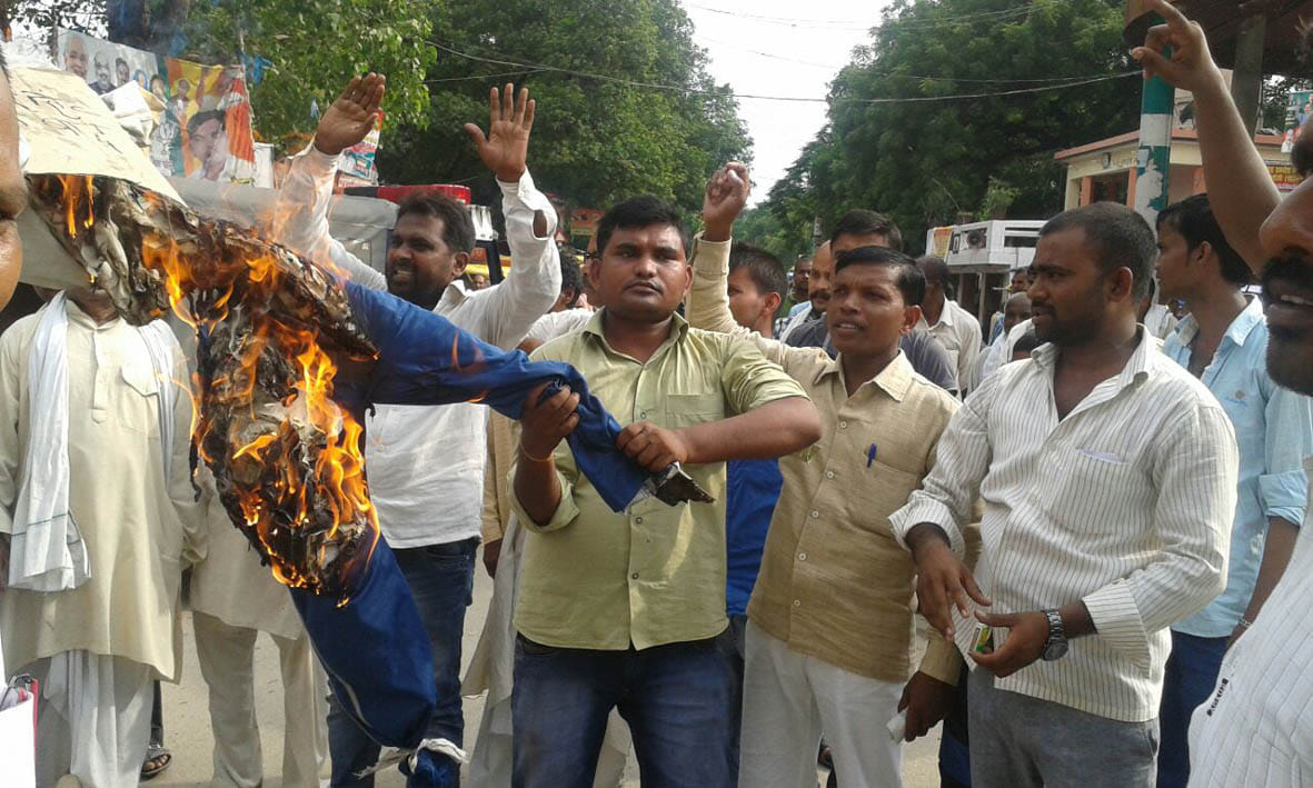 BSP ones burned effigies of Daya Shankar