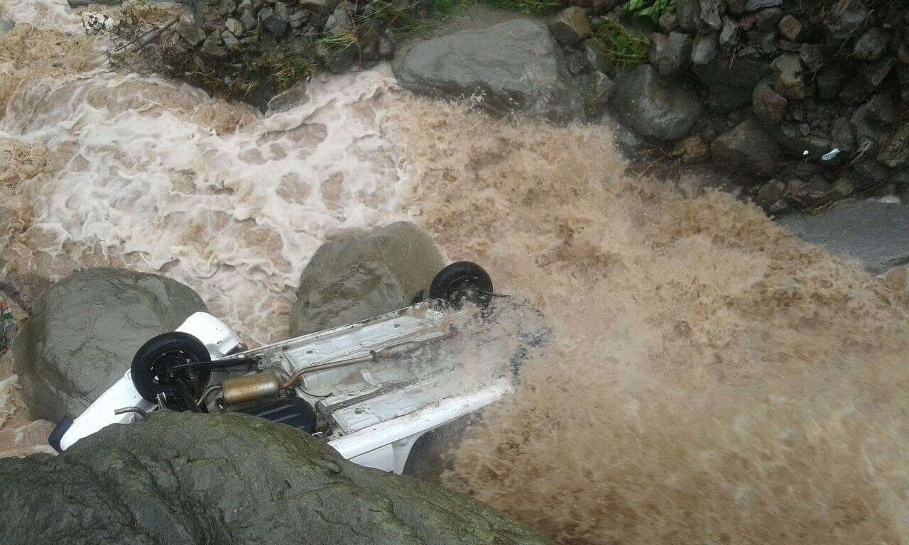 landslide in pauri, people stranded on highway.