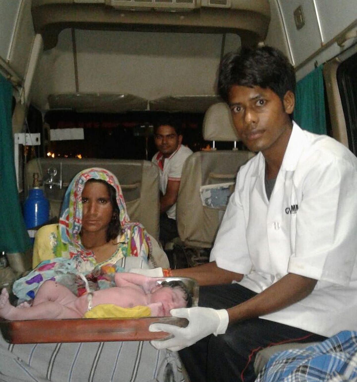 Little angel shriek rang out again in the ambulance.