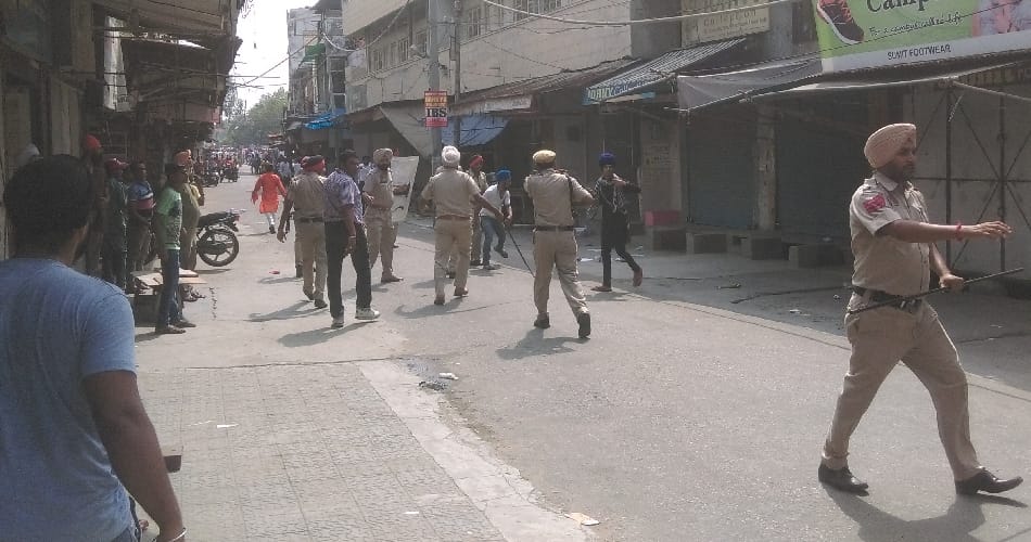 clash in shivsena and minority community people due to burn pakistan national flag outside masjid