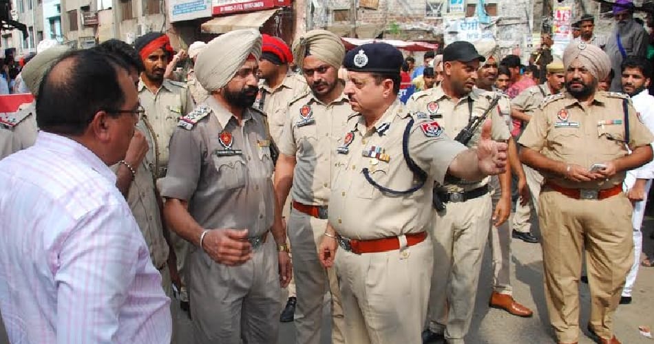 clash in shivsena and minority community people due to burn pakistan national flag outside masjid
