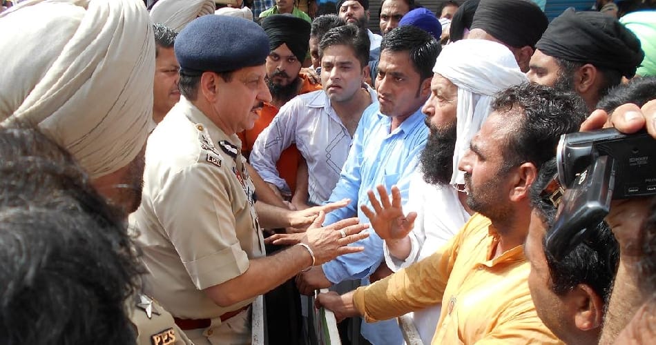 clash in shivsena and minority community people due to burn pakistan national flag outside masjid