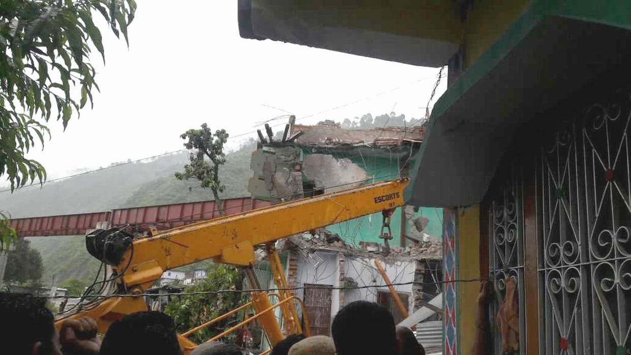 Houses demolished in the presence of the police administration