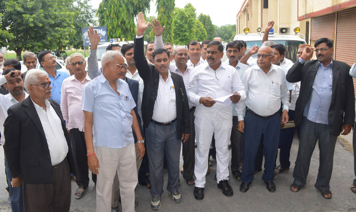 Lawyer desist from judicial work
