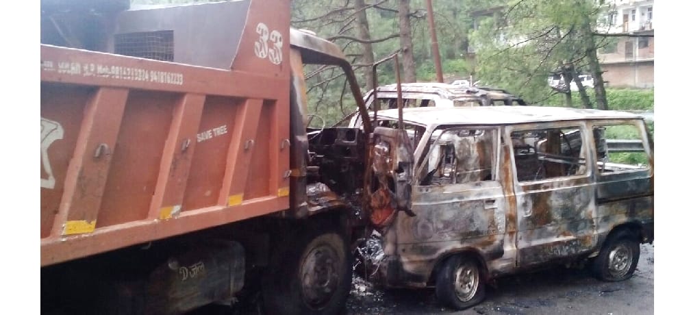 Fire in private bus and other vehicles at kachighati shimla.