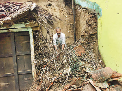 Torrential rains fell half a dozen houses