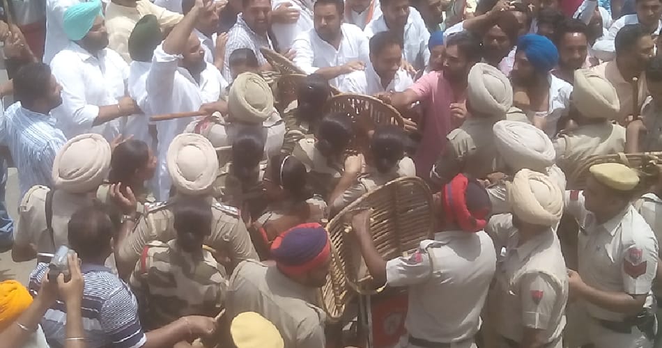 clash in bjp congress, bjp workers throw stones on congress workers, bjp congress clash with police