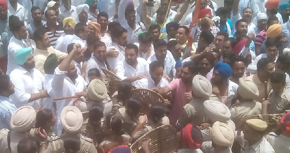 clash in bjp congress, bjp workers throw stones on congress workers, bjp congress clash with police