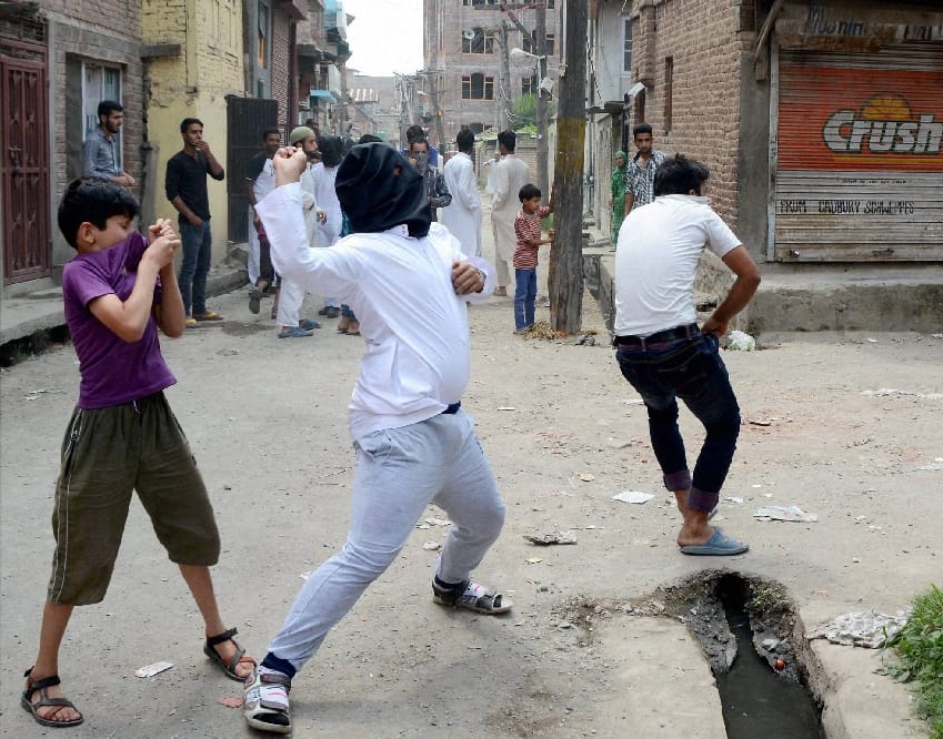 stone pelting on vehicle in anantnag