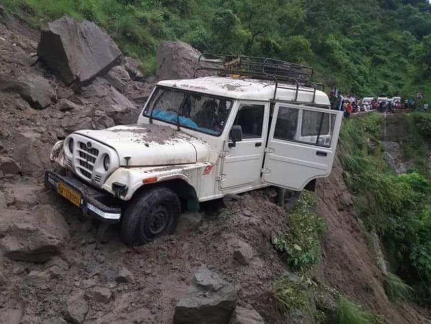 heavy rain destroyed hundred of roads in uttarakhand, one died.