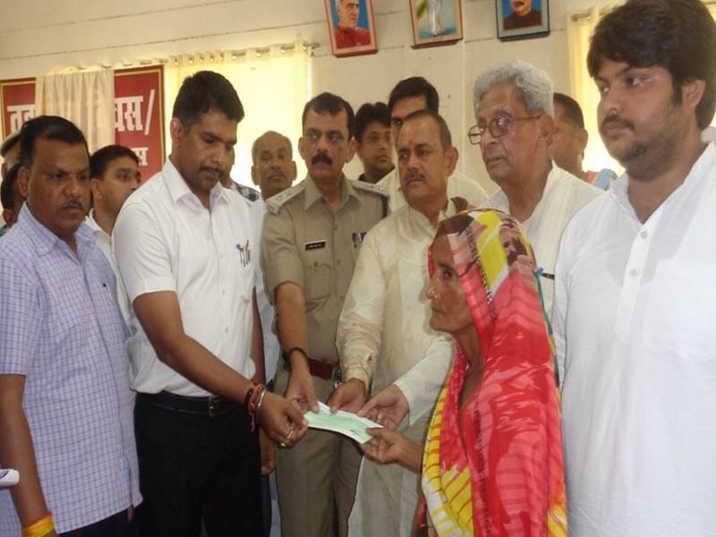 mrtak aashriton ko prashaasan ne vitarit kiya muaavaja