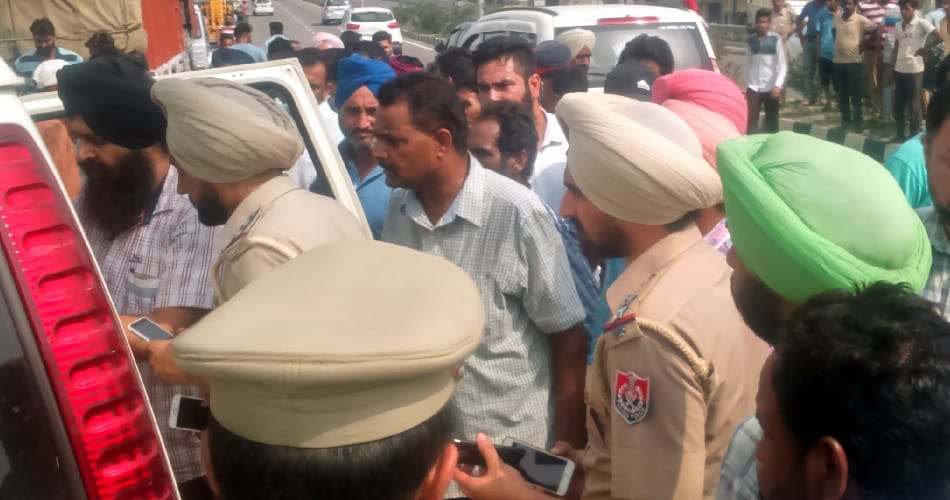 accident, road accident, sho and drivers died in road accident, mandi gobind garh road accident