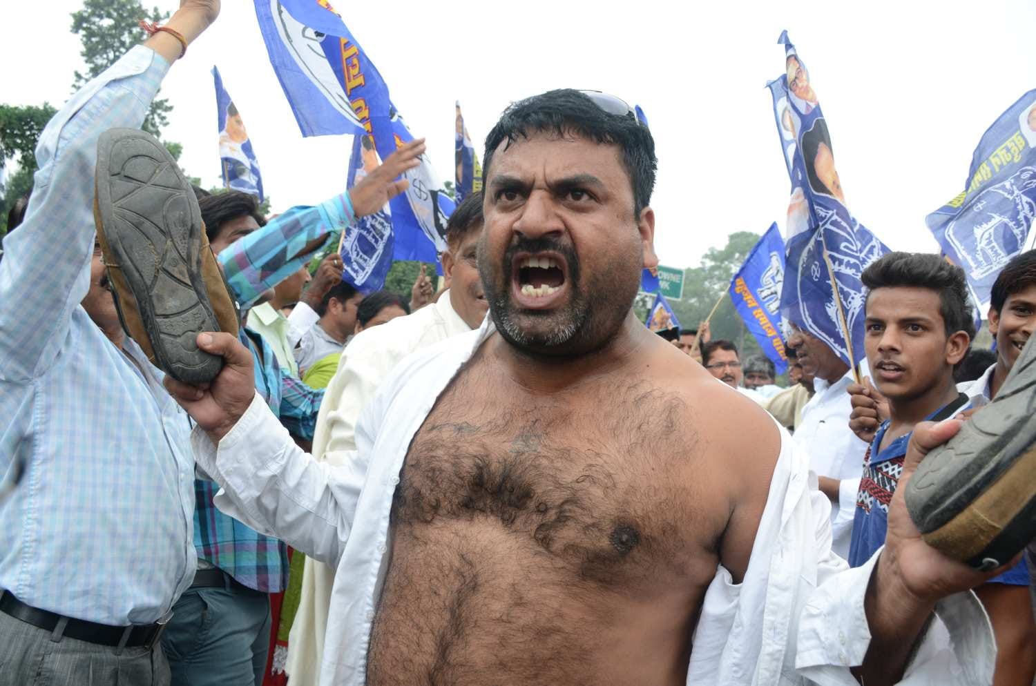 protest against daya shankar in dehradun