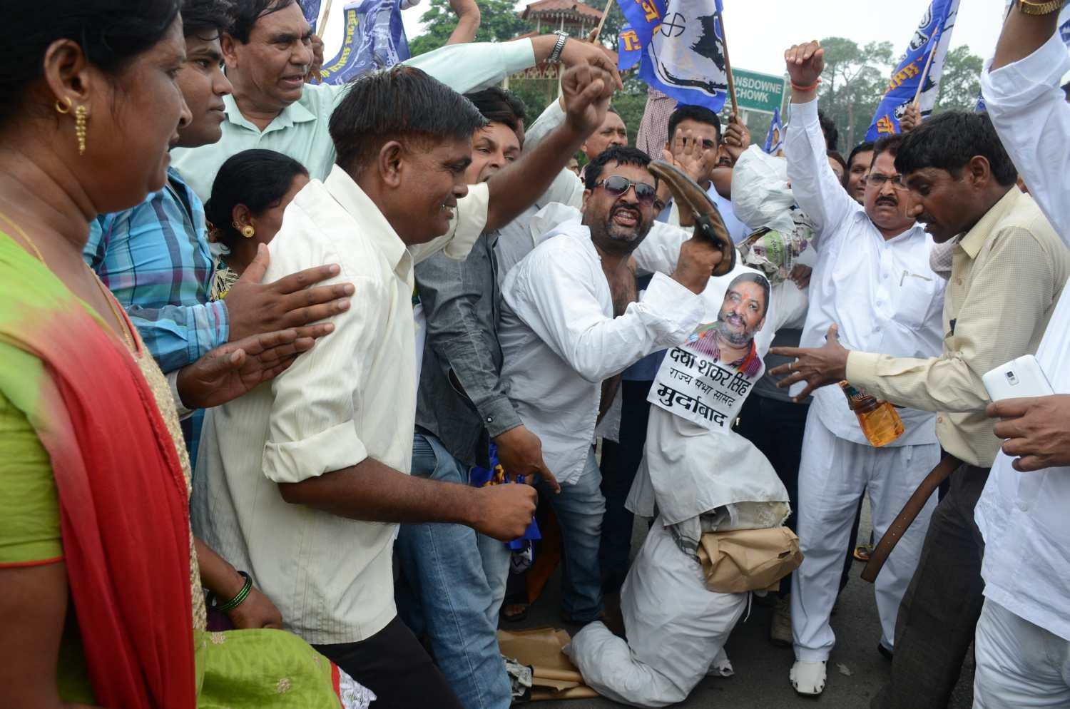 protest against daya shankar in dehradun