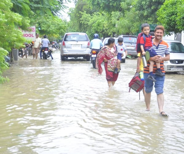 pics of heavy rain in lucknow.