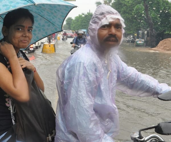 pics of heavy rain in lucknow.