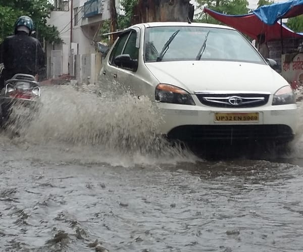 pics of heavy rain in lucknow.
