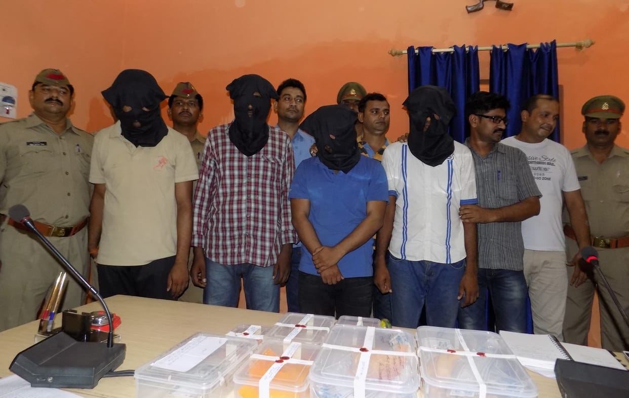Three incidents of loot, revealing the four captive
