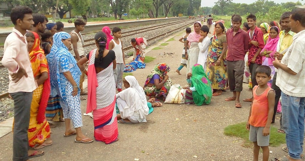 jump from running train, lady dead