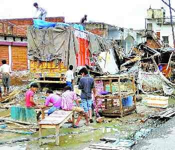 Uncontrollable truck hit the pole, climbed 11 road shops