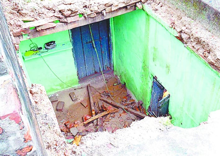 mother daughter injured roof fallen