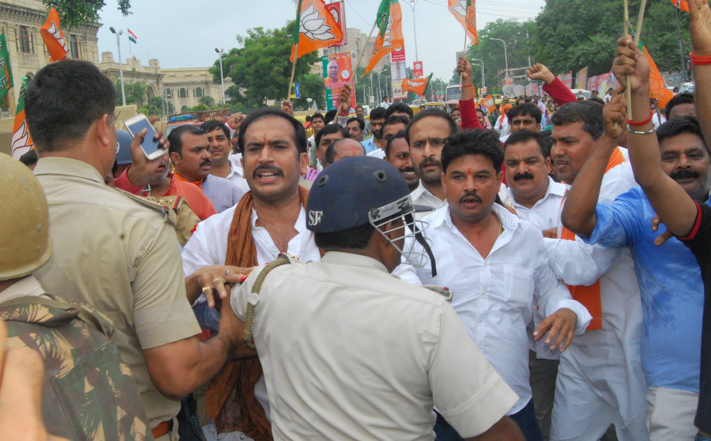 bjp clash with police on lucknow hazratganj