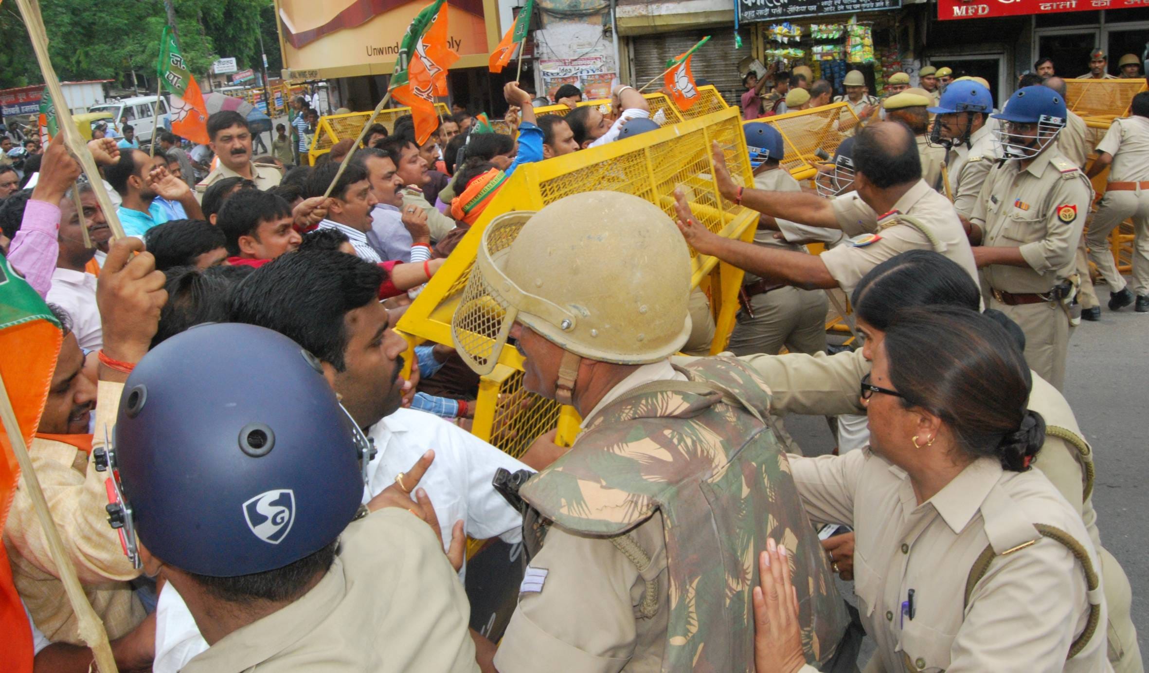bjp clash with police on lucknow hazratganj