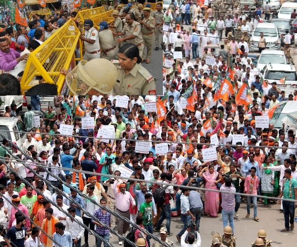 bjp clash with police on lucknow hazratganj