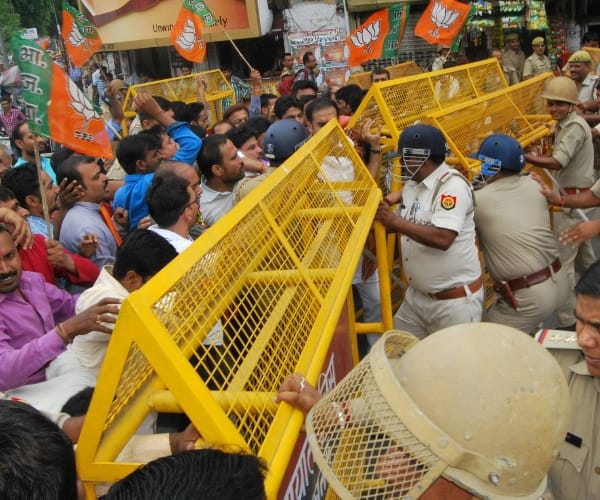 bjp clash with police on lucknow hazratganj