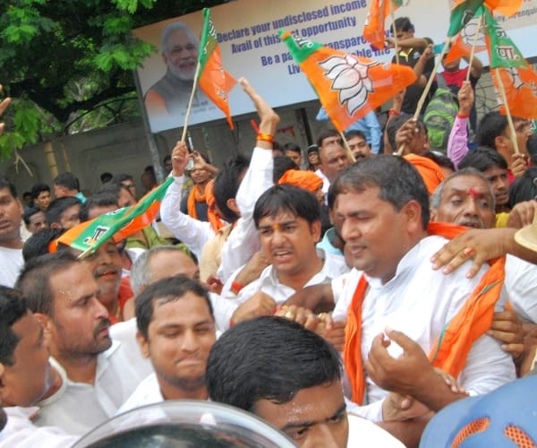 bjp clash with police on lucknow hazratganj