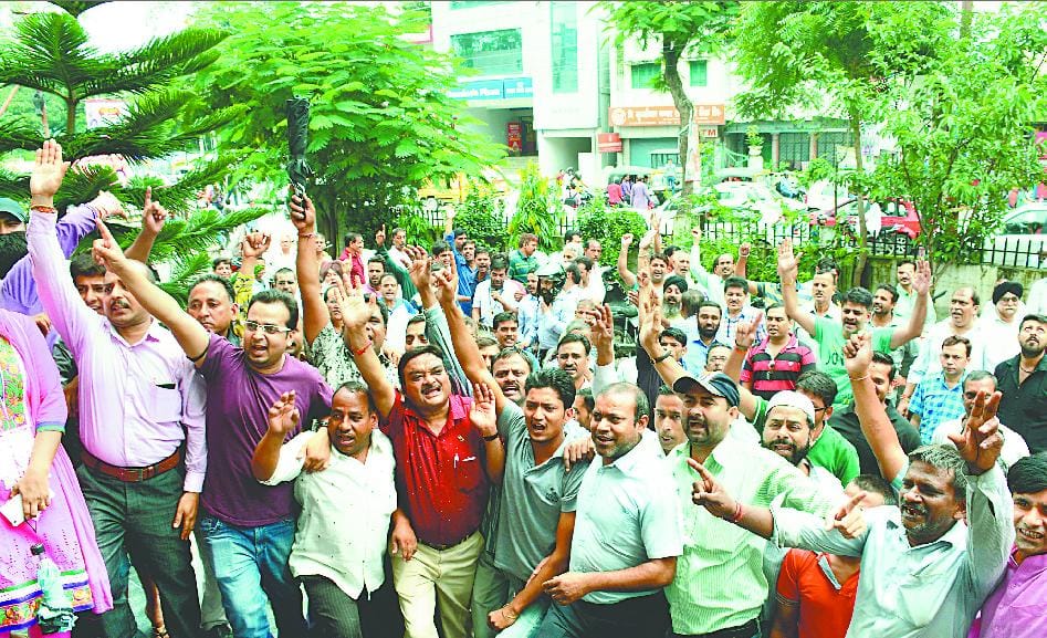 businessmen and municipal employees fight