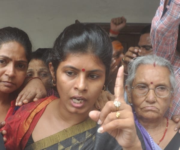 swati singh slams back at mayawati after her press conference.