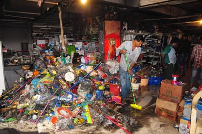 fire in v mart in Lucknow.