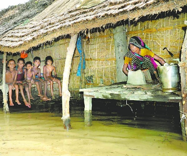  four died because of heavy rain in awadh.