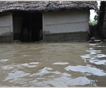  four died because of heavy rain in awadh.