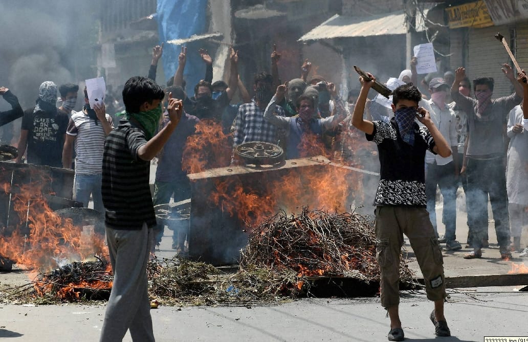 voilence raised up in kashmir again on friday 1 died 72 arrested