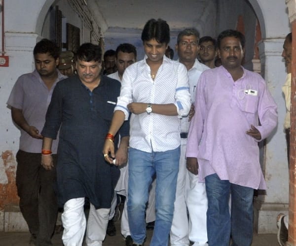 kumar vishwas surrenders in court in gauriganj matter