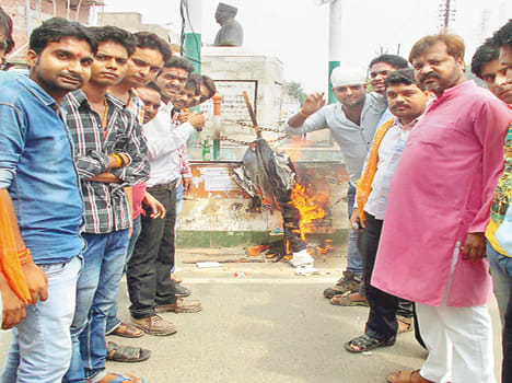 Sharif slogans burnt effigies of