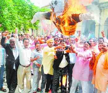 BJP members burnt Nasimuddin,s effigy 