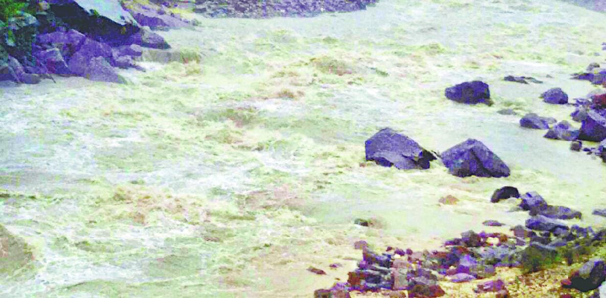 Heavy rains raise the water level of rivers