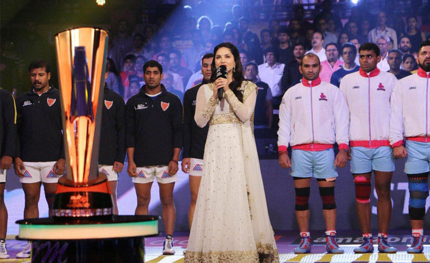 sunny leone sings national anthem i pro kabaddi