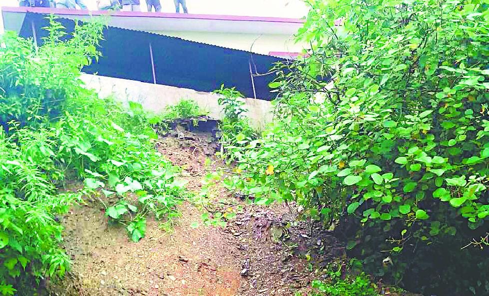 Jak tremendous landslide in heavy rain
