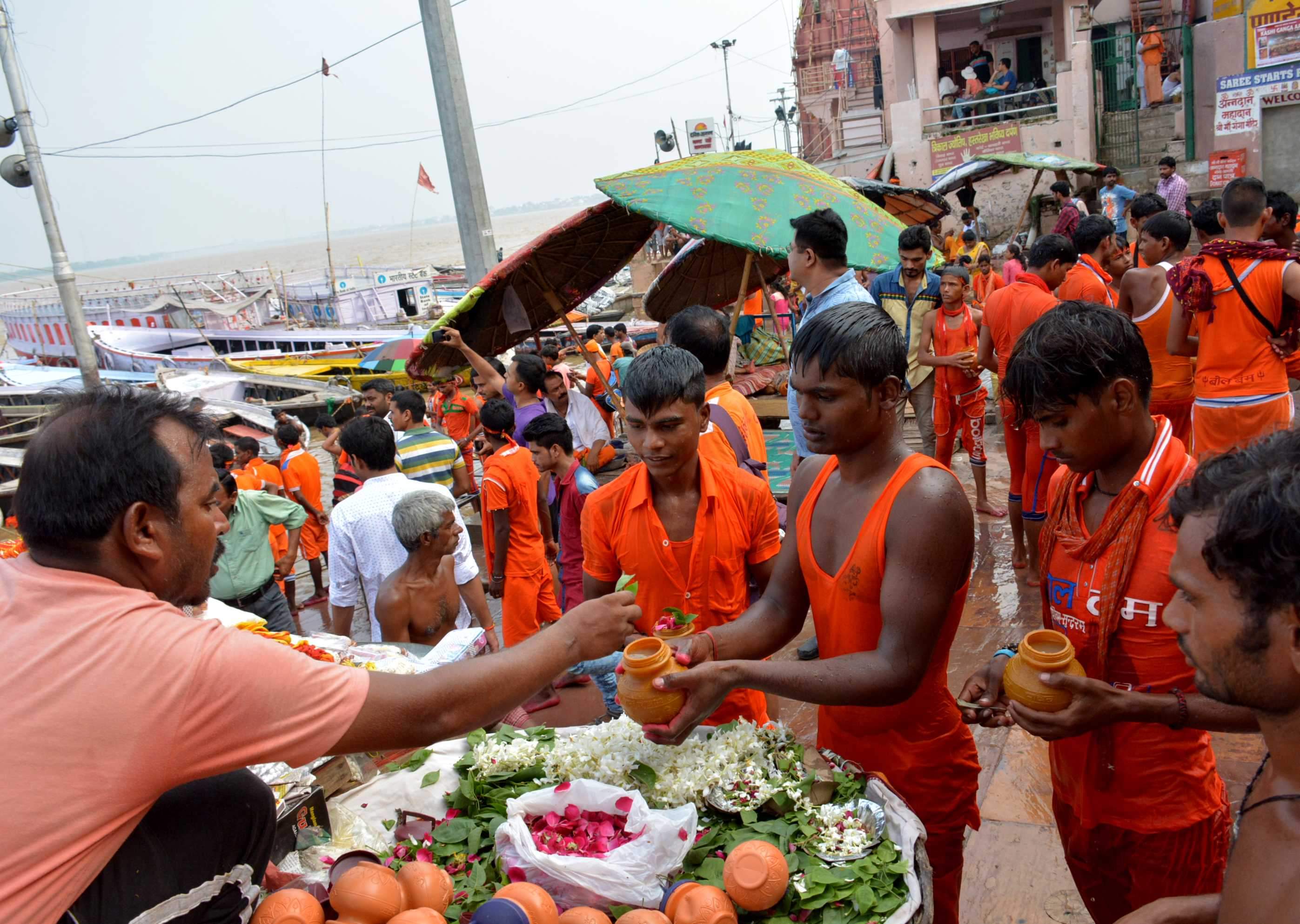 Kashi vishwanath temple decorate by 5 Quintal flowers in savan mela in varanasi