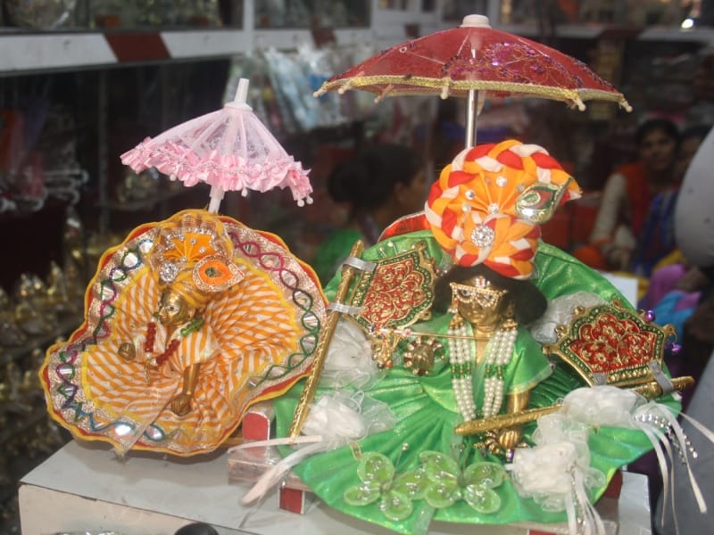 thakur ji will have umbrella during rain