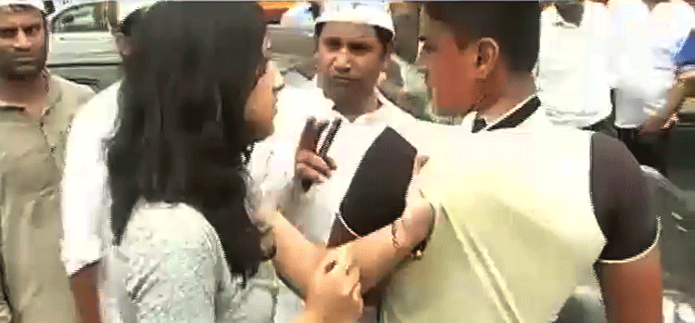 girl erupted aap protest, she grabbed the collar of aap worker