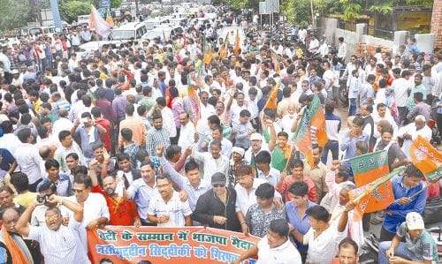bjp worker comes on road for the Honor of the daughter 